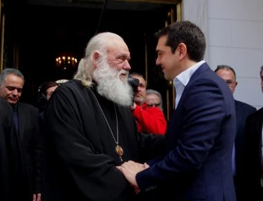 «Στα άκρα»: Eμφανίστηκε βίντεο με επίθεση στο αυτοκίνητο του Αρχιεπίσκοπου Ιερώνυμου στο Σύνταγμα